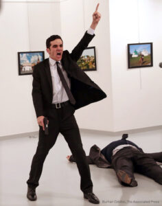Burhan Ozbilici, The Associated Press Un assassinio in Turchia L'attentatore Mevlut Mert Altintas dopo aver sparato a Andrei Karlov, l'ambasciatore russo in turchia, a una galleria d'arte ad Ankara, Turchia, 19 dicembre 2016 World Press Photo