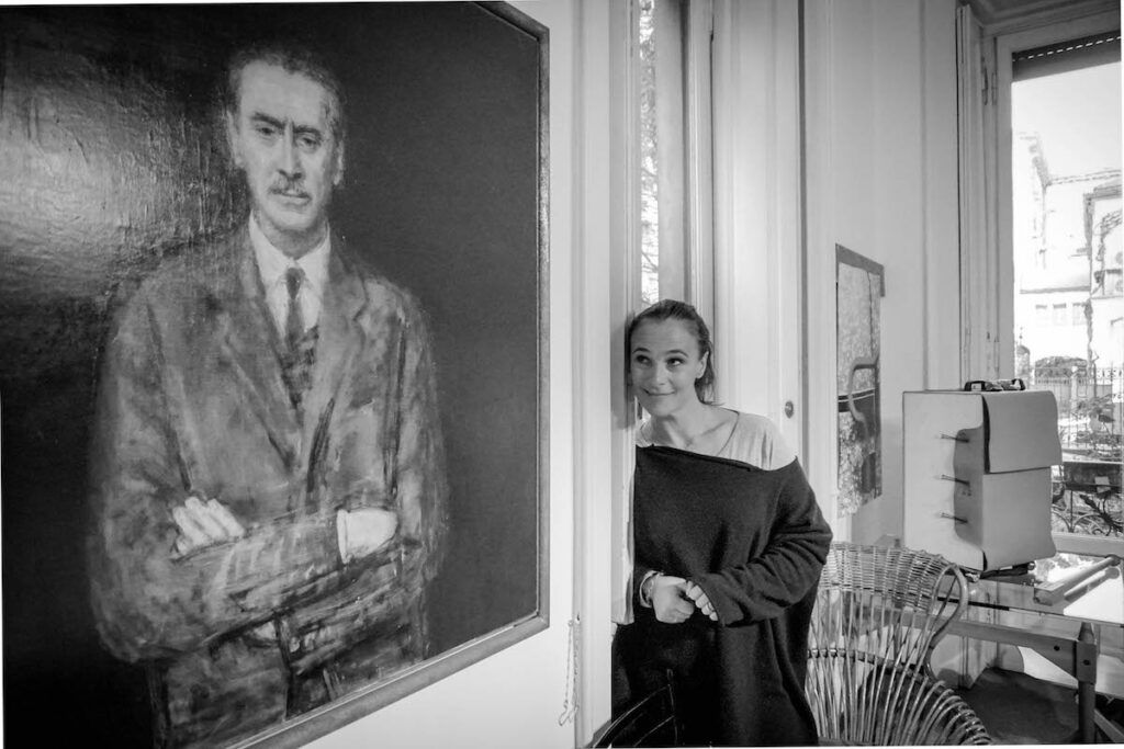 Paola e il ritratto del nonno Franco Albini - foto Ilaria Defilippo