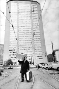 Immigrato sardo davanti al grattacielo Pirelli, Milano, 1968(chiusura) © Uliano Lucas 