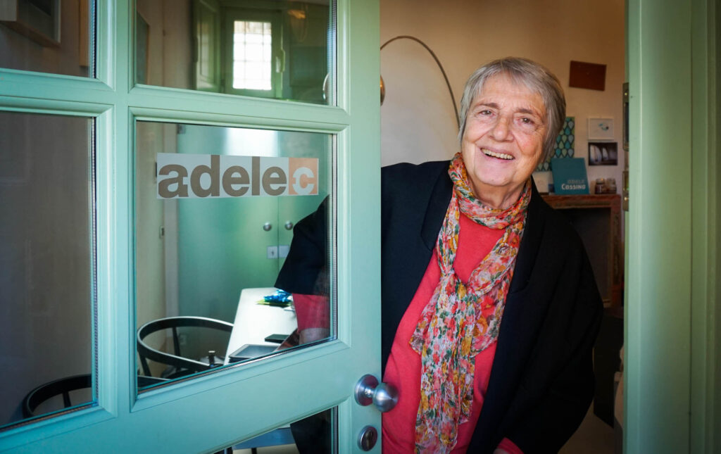 Adele Cassina e il logo della sua azienda, AdeleC - foto Ilaria Defilippo