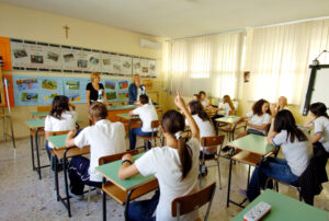 Un'insegnante durante una lezione in classe in una foto d'archivio. ANSA/ ALESSANDRO DI MEO