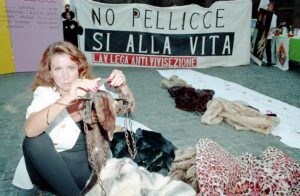Marina Ripa di Meana mostra una trappola per la cattura delle volpi, durante una manifestazione della LAV ( Lega antivivisezione ) contro l'uso delle pellicce, Roma 1 settembre 1993. ANSA/OLDPIX
