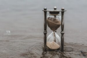 hourglass-time-keeper-in-water_4460x4460